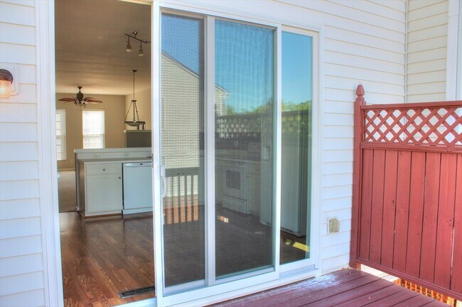 Building Photo - Great End Unit Townhome- Located in Mid-to...