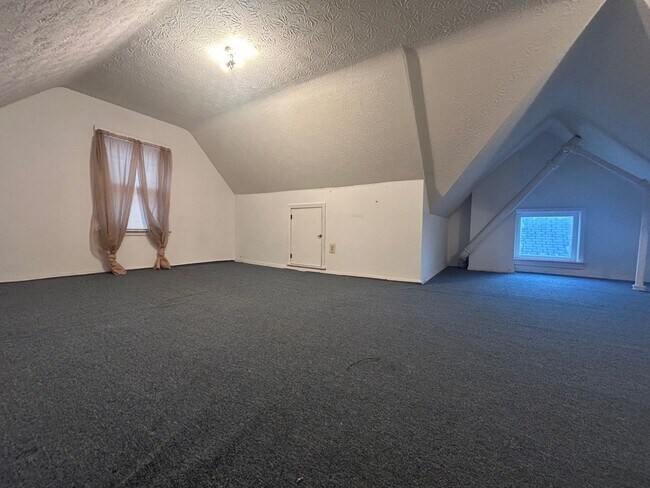 Building Photo - Charming 3-Bedroom Property in Prime Location