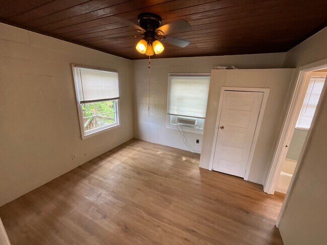 Building Photo - Cozy 1/1 Cottage at Hill Loop in Bonifay with Water/Sewer, Garbage, and Lawn Maintenance Included!