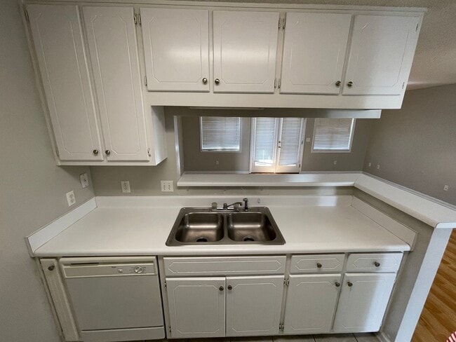 Building Photo - Foxhill Commons - 12 Month Minimal Lease!