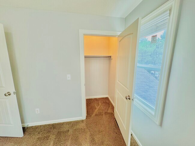 Building Photo - 2102 Oakwood Dr