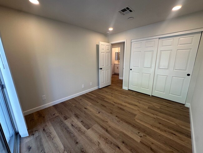 Building Photo - STUNNING DESERT SHORES MINUTES FROM THE LA...