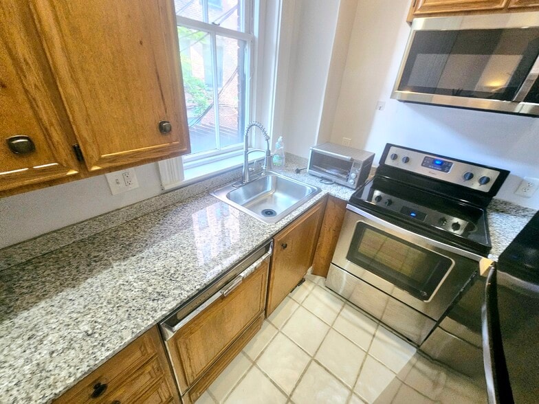 Building Photo - 425 Marlborough St