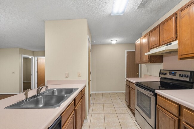 Building Photo - 3 Bedroom 2 Bath Duplex with Garage