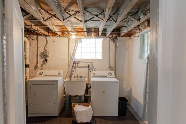 Building Photo - 6903 Cambridge Ave