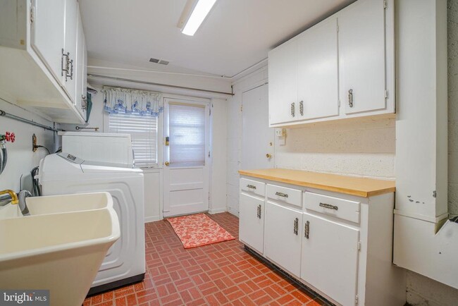 Building Photo - 245 Barclay Cir