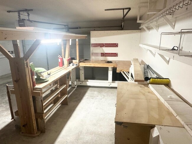 Building Photo - 1102 Serenada Dr