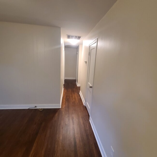 Building Photo - 207 Bland St