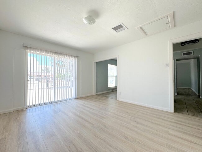 Building Photo - Northeast El Paso 4bed/3bath Refrig A/C w/...