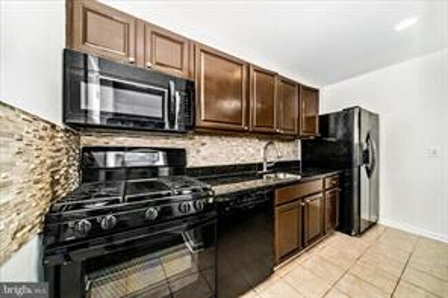 Building Photo - TOP FLOOR CONDO WITH QUIET VIEW