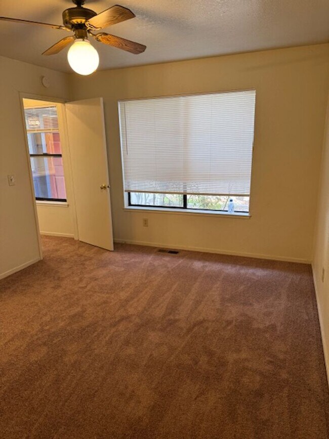 Building Photo - 2 Bedroom Home