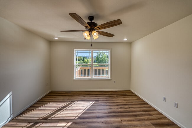 Building Photo - 204 E Sunset Cove Ln