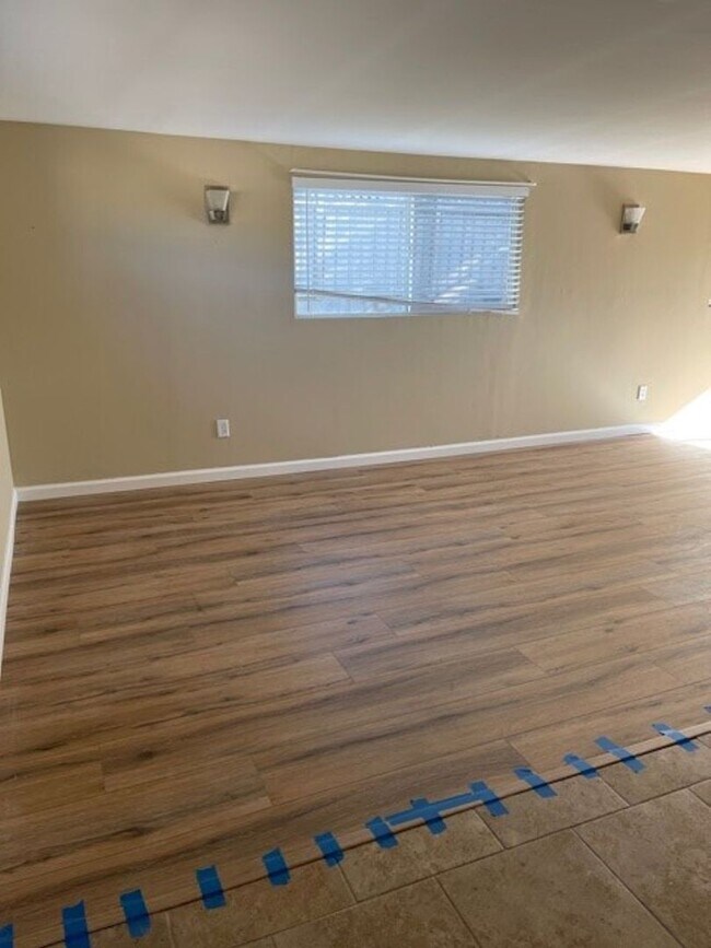 Building Photo - 3BR 2BA San Carlos Home - Vinyl Flooring, ...
