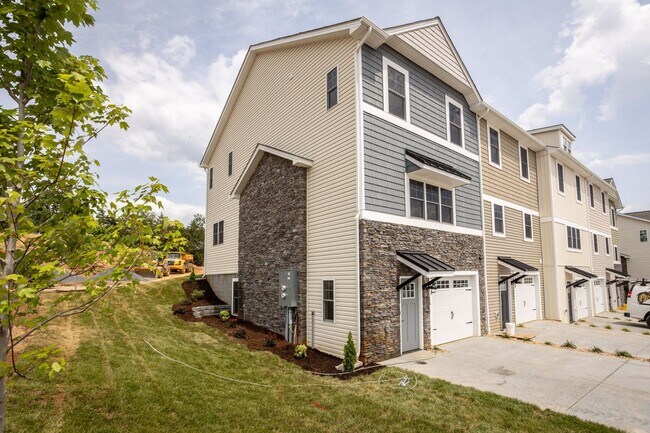 Building Photo - Spacious End Unit Luxury Townhome! Outstanding Location!