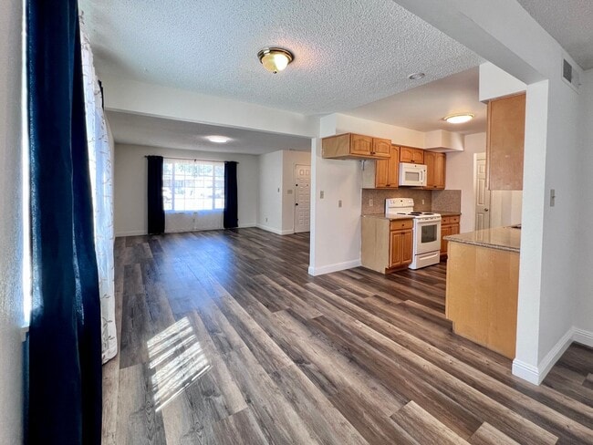 Building Photo - $2,250 Ashlan & Cornelia, 3 Bedroom House-...