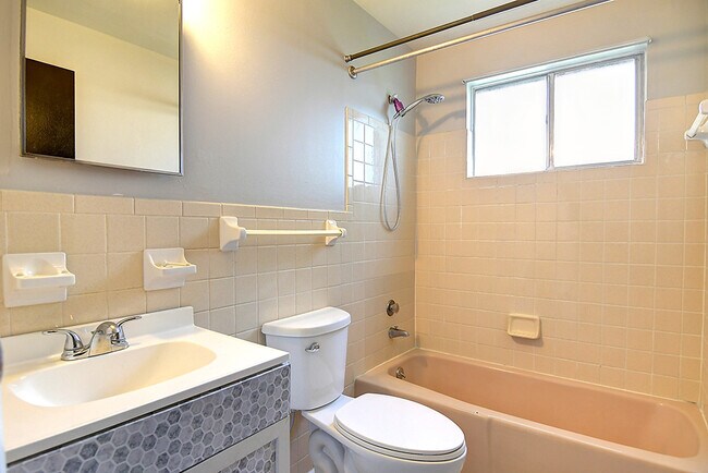 Building Photo - 4962 Leeper St