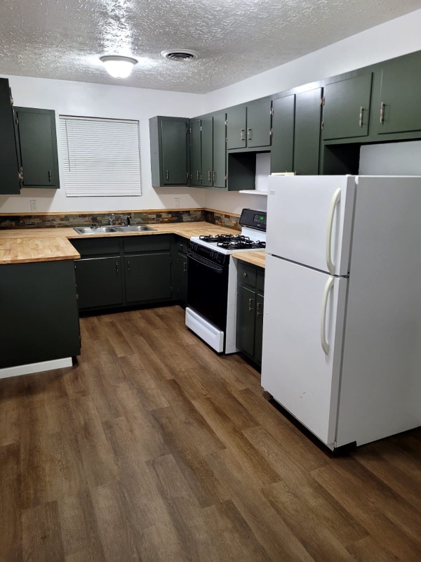 Primary Photo - 165 Midway Dr