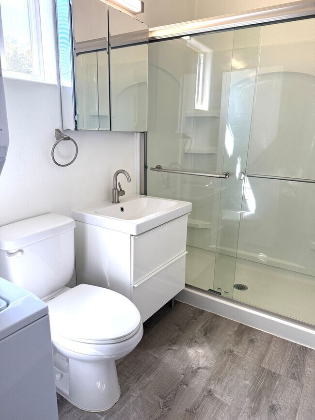 Building Photo - Upstairs 1 bedroom 1 bathroom apartment - Available now
