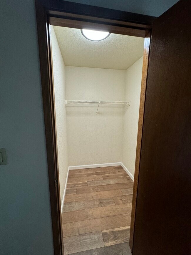 Building Photo - Beautifully spacious 3 bedroom 2 bath home...