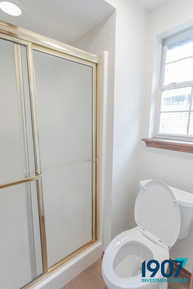 Building Photo - 2102 Briarcliff Dr