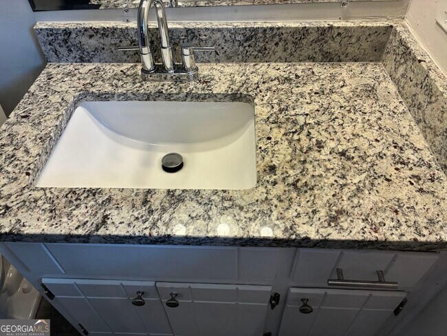 Building Photo - 6322 W Fayetteville Rd