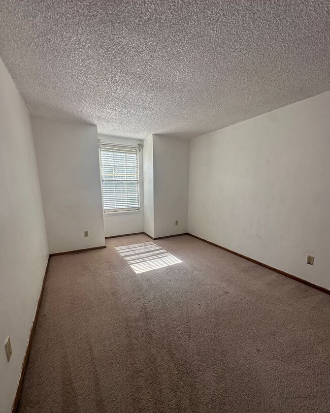 Building Photo - Townhome in Aurora nearby I-225