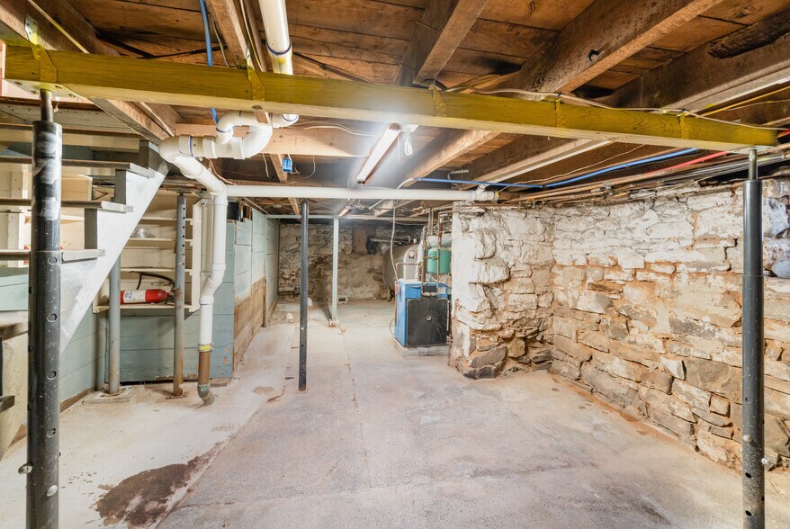 Building Photo - 324 Armstrong St