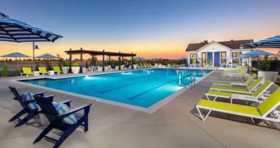 Community pool - 5919 Lakestone Dr