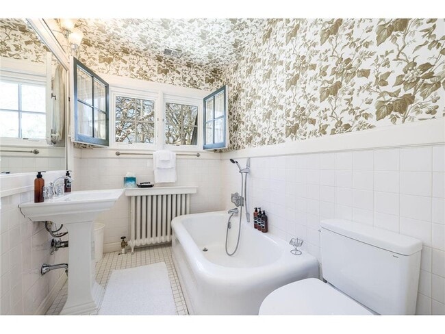 Building Photo - 2810 W Lake of the Isles Pkwy