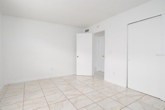 Building Photo - 5325 Curry Ford Rd