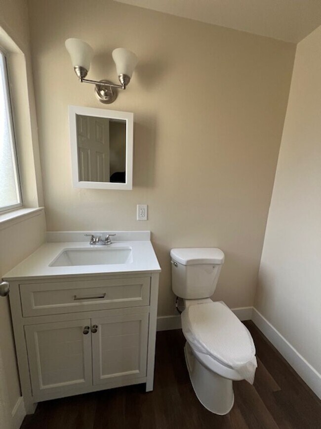 Building Photo - Beautiful 3 Bed and 1.5 Bath Home with 2 Car Garage Rent $2,250.00