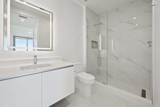 Building Photo - 220 Lake Shore Dr