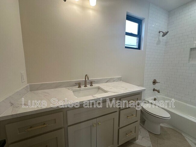 Building Photo - 911 NE 16th St