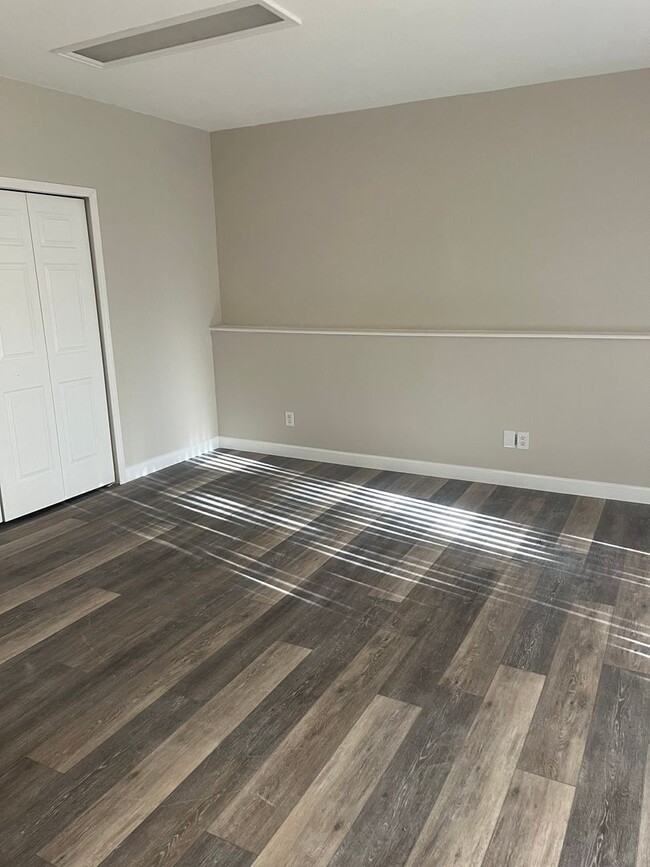 Building Photo - Newly Updated Condo in Club Terrance in Lo...