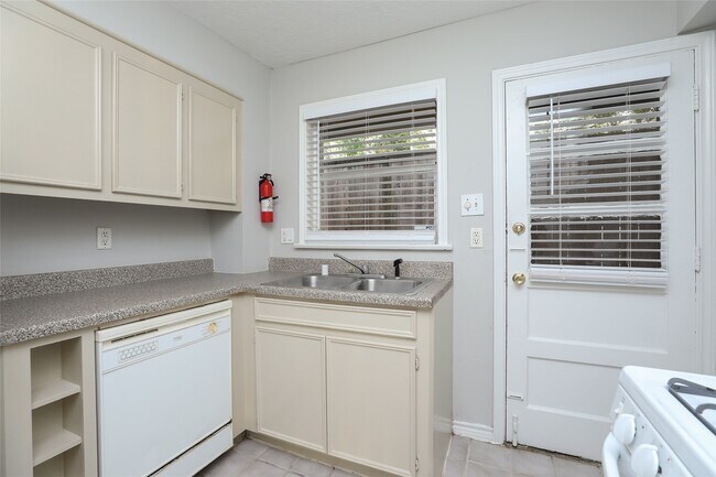 Building Photo - 1820 Binz St