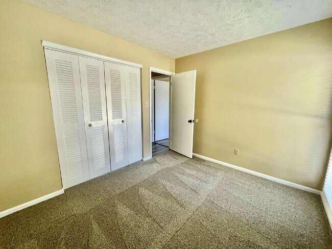 Building Photo - Charming 3-Bed Townhome In Three Colonies