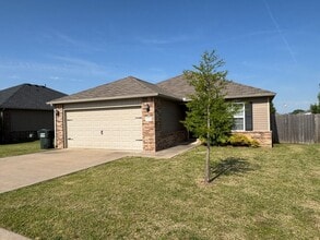 Building Photo - 3/2 in Hickory Creek!