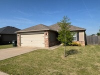 Building Photo - 3/2 in Hickory Creek!