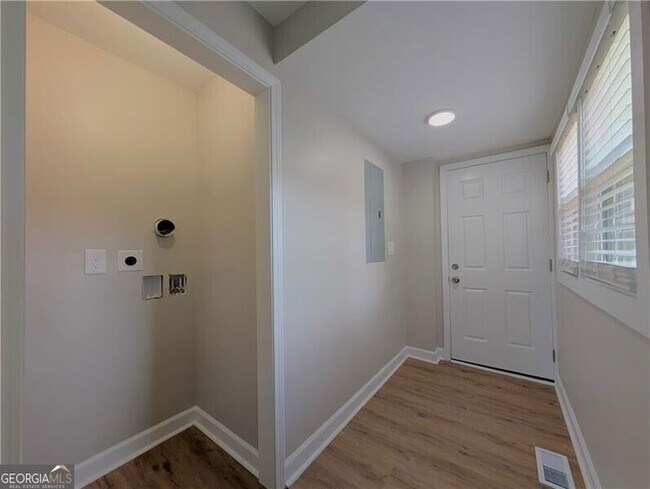 Building Photo - 1377 Pine Ave