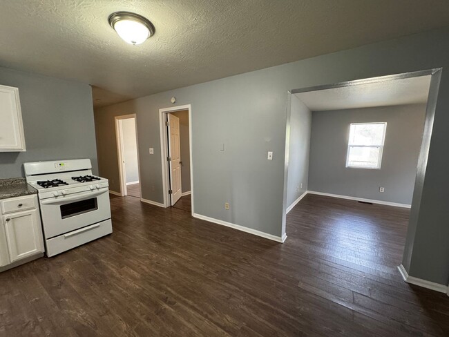 Building Photo - Near Southeast 3 Bedroom 1 Bath