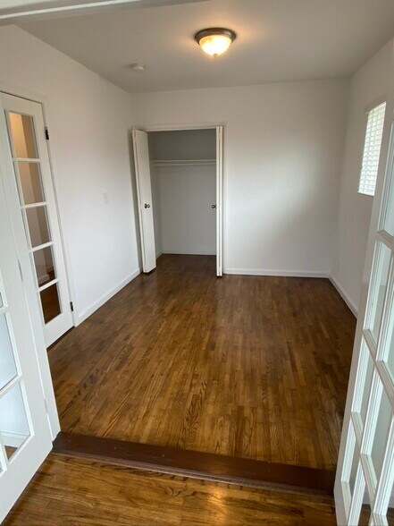 Building Photo - 566 W 38th St