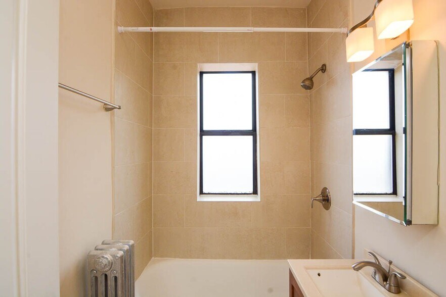 Building Photo - 4619 N Paulina St