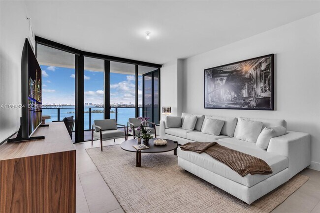 Building Photo - 700 NE 24th St