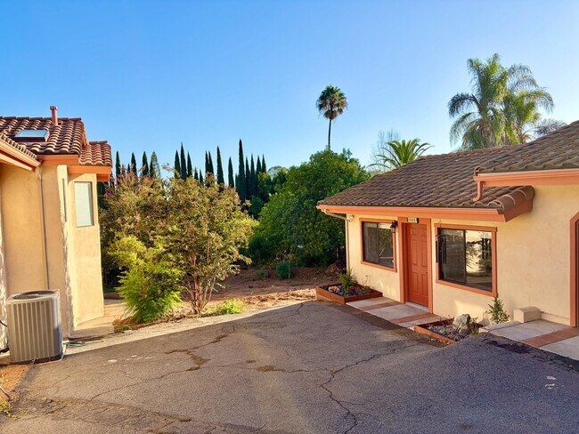 Building Photo - 1527 Calavo Rd
