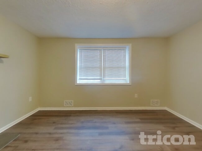 Building Photo - 1350 Redwood Cir