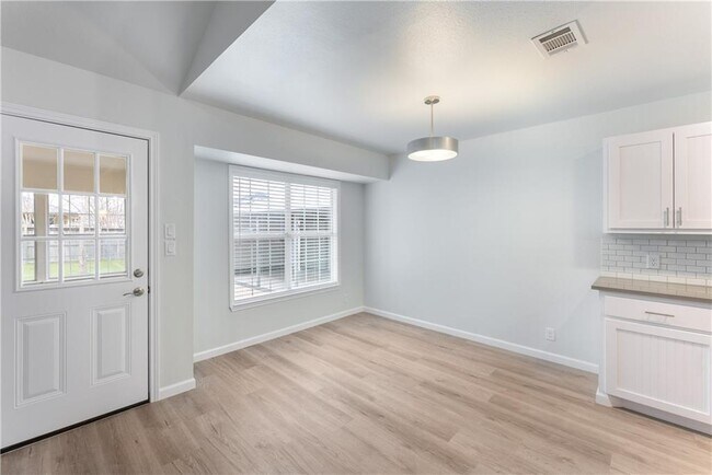 Building Photo - 707 Central Dr