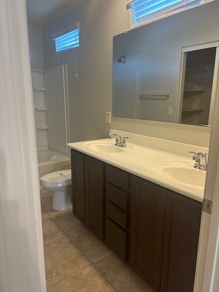 Building Photo - 2725 E Mine Creek Rd