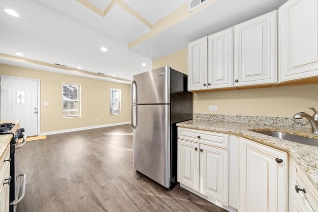 Building Photo - 552 W Cullerton St