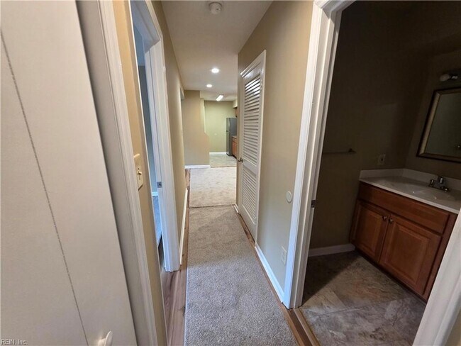 Building Photo - 4003 Governors Square