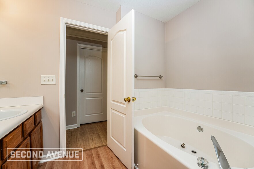 Building Photo - 3748 White Pine Rd
